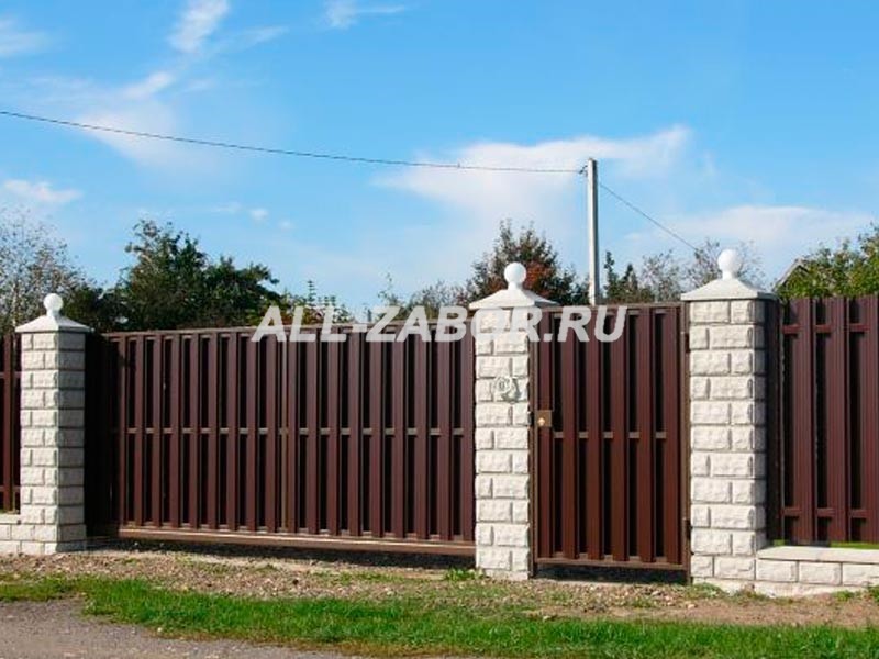 Забор из евроштакетника с калиткой и воротами