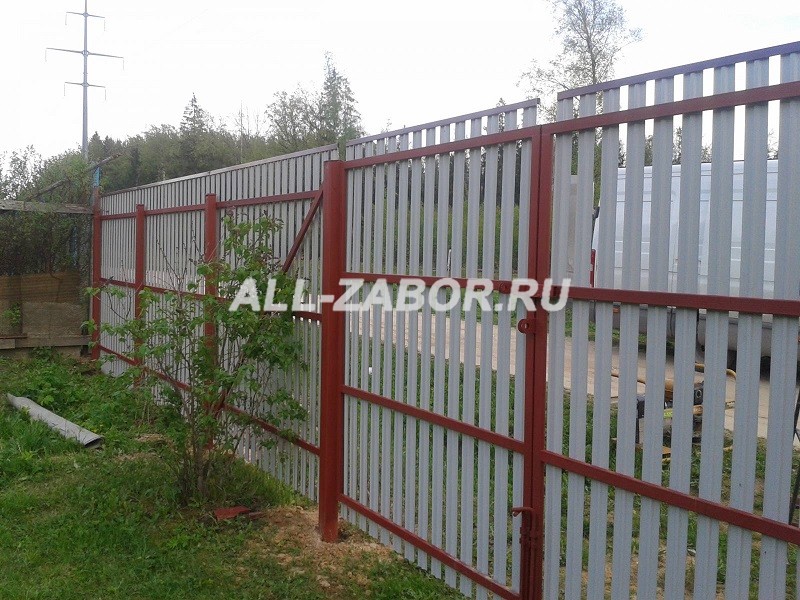 Забор из металлического штакетника с распашными воротами